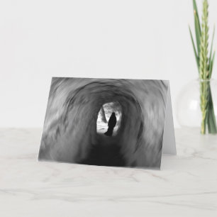 Tarjeta Figura sombría en un túnel de rotación largo