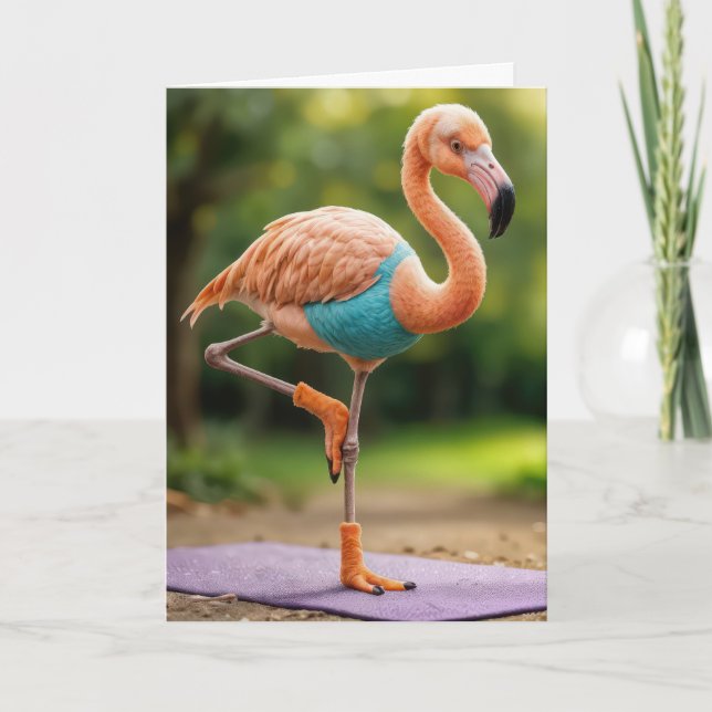 Tarjeta Flamingo de cumpleaños en una rosa de yoga (Anverso)