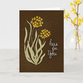 Tarjeta Flor silvestre amarilla con letra a mano 'Aquí par