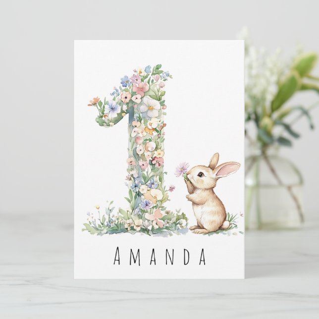 Tarjeta floral del primer cumpleaños y conejito (Anverso de pie)
