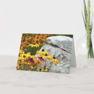 Tarjeta Flores amarillas y roca grande, saludo en blanco