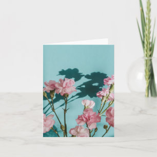 Tarjeta Flores de clavel rosa soñadoras sobre fondo azul