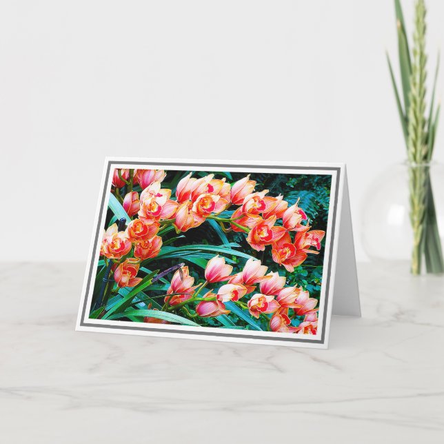 Tarjeta Flores de orquídeas naranjas contra el follaje ver (Anverso)