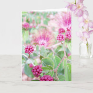 Tarjeta Flores de puff en polvo rosa y follaje verde