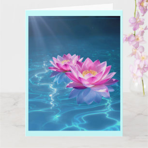 Tarjeta Flores rosa de Lotus flotando en agua azul cristal