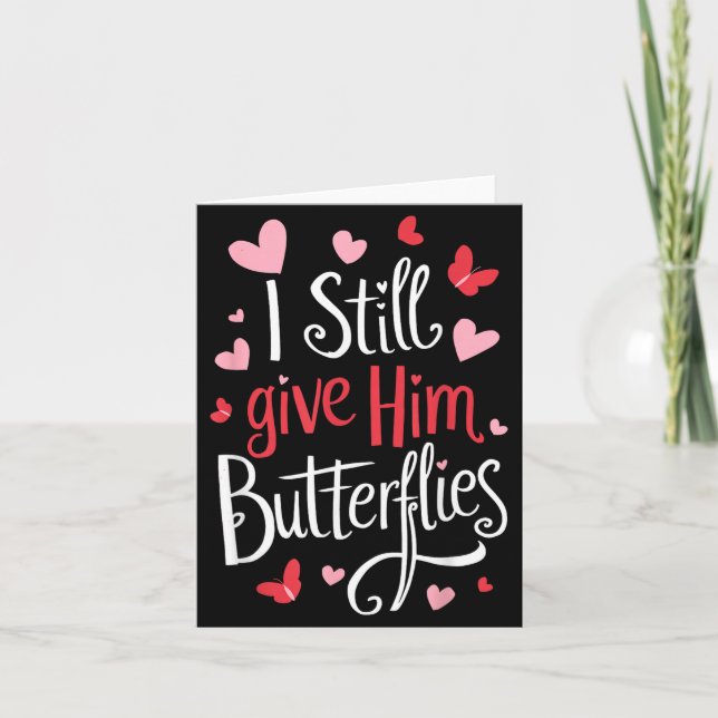 Tarjeta For Couples _ I Still Give Him Butterflies _ Funny (Anverso)