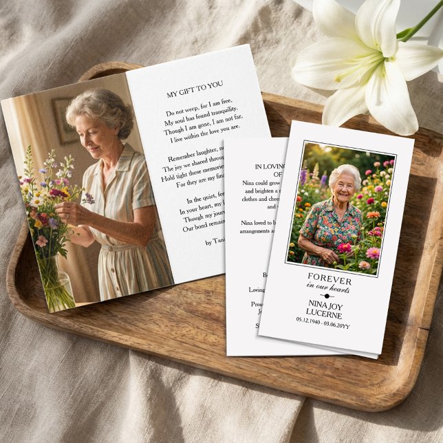 Tarjeta Forever in our Hearts Photo Poem Memorial Prayer (Folded Wallet Card with Memorial Photos and Poem )