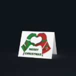 Tarjeta Forma de corazón de los guantes de esquí personali<br><div class="desc">Muestra tu amor por el esquí,  el snowboard y otros deportes de invierno con estas tarjetas de Navidad personalizadas. Cuentan con un ilustracion de un par de guantes de esquí en rojo festivo y verde en forma de corazón. Puede personalizar el mensaje en el interior.</div>