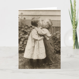 Tarjeta Foto de amor vintage de niños besándose en un jard