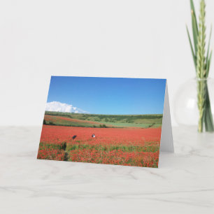 Tarjeta Foto de boda en un campo de amapolas rojas