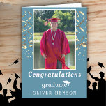 Tarjeta Foto de graduación de felicitaciones con confeti<br><div class="desc">Tarjeta de foto de graduación de felicitaciones con confeti dorado. Letra blanca de moda con confeti dorado. Agrega tu foto favorita y personalízala con el nombre de tu graduado. Personaliza el mensaje especial dentro o elimínalo.</div>