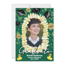 Foto de graduación hawaiana con lei de plumeria y