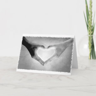 Tarjeta Foto de manos en forma de corazón en blanco y negr