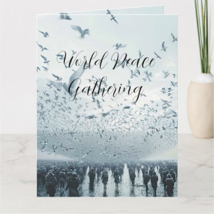 Tarjeta foto de paloma de la paz en multitud de playa