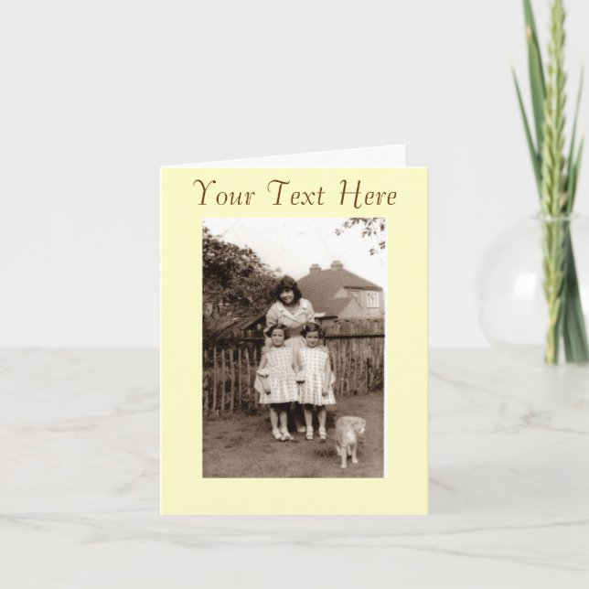 Tarjeta Foto de un gato lindo con gemelos chicas idénticos (Anverso)