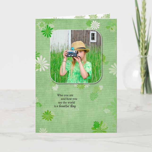 Tarjeta foto del cumpleaños con el fondo de la margarita (Anverso)