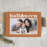 Tarjeta Foto del Naranja Jack-o'-lantern en Halloween<br><div class="desc">¡Feliz Halloween! Envíe saludos de Halloween a la familia y amigos con esta tarjeta de personalizable de Halloween. Presenta una tipografía retro audaz y un acento de calabaza con un fondo naranja. Personalice agregando sus detalles. Esta tarjeta de fotos personalizado de Halloween está disponible en otros colores. Los elementos coincidentes...</div>