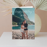 Tarjeta Foto Feliz cumpleaños<br><div class="desc">La moderna tarjeta de felicitación de cumpleaños Happy incluye una caligrafía escrita a mano. Añade tu propia foto al frente y el mensaje dentro de la tarjeta.</div>