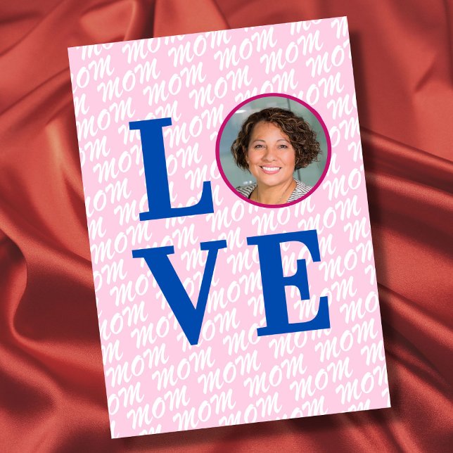 Tarjeta Foto personalizada amor de madre amor mamá moderno (The background text template can fit 2 or 3 upper case letters, maybe 1 or 2 more with lower cases.)
