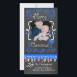 Tarjeta fotográfica Blue Chalkboard Merry Christma<br><div class="desc">Fantásticas tarjetas de fotos navideñas con un aspecto de pizarra, muchos brillantes remolinos azules y texto que lee Feliz Navidad, una cadena de coloridas luces de árbol en varios colores, adornos colgantes azules y áreas donde se puede personalizar estas hermosas y brillantes tarjetas de fotos navideñas con tu foto y...</div>