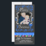 Tarjeta fotográfica Blue Chalkboard Merry Christma<br><div class="desc">Fantásticas tarjetas de fotos navideñas con un aspecto de pizarra, muchos brillantes remolinos azules y texto que lee Feliz Navidad, una cadena de coloridas luces de árbol en varios colores, adornos colgantes azules y áreas donde se puede personalizar estas hermosas y brillantes tarjetas de fotos navideñas con tu foto y...</div>
