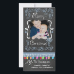 Tarjeta fotográfica Blue Chalkboard Merry Christma<br><div class="desc">Fantásticas tarjetas de fotos navideñas con un aspecto de pizarra, muchos remolinos azules y texto que lee Feliz Navidad, una cadena de coloridas luces de árbol en varios colores, adornos colgantes azules y áreas donde se puede personalizar estas hermosas y brillantes tarjetas de fotos navideñas con tu foto y nombres!...</div>