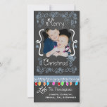 Tarjeta fotográfica Blue Chalkboard Merry Christma<br><div class="desc">Fantásticas tarjetas de fotos navideñas con un aspecto de pizarra, muchos remolinos azules y texto que lee Feliz Navidad, una cadena de coloridas luces de árbol en varios colores, adornos colgantes azules y áreas donde se puede personalizar estas hermosas y brillantes tarjetas de fotos navideñas con tu foto y nombres!...</div>