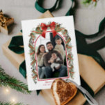 Tarjeta fotográfica botánica de Feliz Navidad<br><div class="desc">Envíe sus cálidos deseos de vacaciones con esta intemporal tarjeta de fotos con vegetación festiva y letras de "Feliz Navidad". Fácilmente personaliza con tu foto familiar, nombres y año por un placer que todos valorarán. Póngalo en pareja con elementos más coincidentes de nuestra colección para una apariencia de vacaciones coordinada....</div>