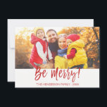 Tarjeta fotográfica con guión bajo la mano de Be M<br><div class="desc">Tarjeta de foto manuscrita con letras de las manos de Navidad. La foto y el texto de este guión con letras a mano se pueden actualizar y personalizar con su foto y nombre de familia. Esta tarjeta también muestra el nombre de la familia y una corona de Relieve metalizado dorada...</div>