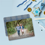 Tarjeta fotográfica con letras en bucle Hanukkah<br><div class="desc">Esta tarjeta de saludo es perfecta para los que celebran Hanukkah para compartir saludos con familia y amigos.</div>