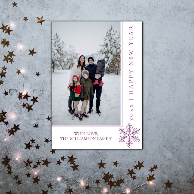 Tarjeta fotográfica de Año Nuevo con copo de nieve (Modern Snowflake New Years Photo Card - Magenta)