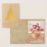 Tarjeta fotográfica de árbol de navidad de merry d<br><div class="desc">Tarjeta de foto de papel de escritura manuscrita con letras rojas de árbol de Navidad Relieve metalizado dorado. La foto y el texto de esta tarjeta de Navidades se pueden actualizar y personalizar con su foto y nombre. Esta tarjeta muestra su nombre en el interior de la tarjeta de Navidades...</div>