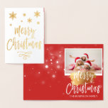 Tarjeta fotográfica de copo de nieve para Relieve<br><div class="desc">Navidades de Relieve metalizado dorado entregan tarjeta de foto con copo de nieve manuscrita. La foto y el texto de esta tarjeta de Navidades se pueden actualizar y personalizar con su foto y nombre. Esta tarjeta muestra su nombre en el interior de la tarjeta de Navidades de Relieve metalizado dorado....</div>