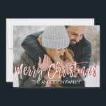 Tarjeta fotográfica de Feliz Navidad o Snowflake<br><div class="desc">Feliz Navidad Carbón Gris De Carbón Con Tarjeta De Fotografía Leída. La foto y el texto de este guión con letras a mano se pueden actualizar y personalizar con su foto y nombre. Esta tarjeta también muestra su nombre en la parte posterior de la tarjeta de Navidades.</div>