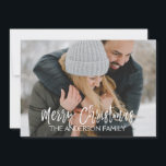 Tarjeta fotográfica de Feliz Navidad o Snowflake<br><div class="desc">Feliz Navidad Carbón Gris De Carbón Con Tarjeta De Fotografía Leída. La foto y el texto de este guión con letras a mano se pueden actualizar y personalizar con su foto y nombre. Esta tarjeta también muestra su nombre en la parte posterior de la tarjeta de Navidades.</div>