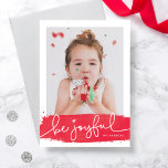 Tarjeta fotográfica de feriado de pincel alegre<br><div class="desc">Una tarjeta de vacaciones moderna con pinceles rojos festivos y escritura alegre. El motor incluye un patrón nevado con la opción de eliminar e intercambiar con un mensaje personalizado o fotos adicionales.</div>