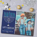 Tarjeta fotográfica de la familia Hanukkah Happy M<br><div class="desc">Esta bonita y moderna tarjeta Happy Hanukkah tiene una hermosa menorah sobre un fondo azul con tipografía blanca. Esta hermosa tarjeta judía de festividad fotográfica muestra su propia fotografía junto al nombre de su familia.</div>