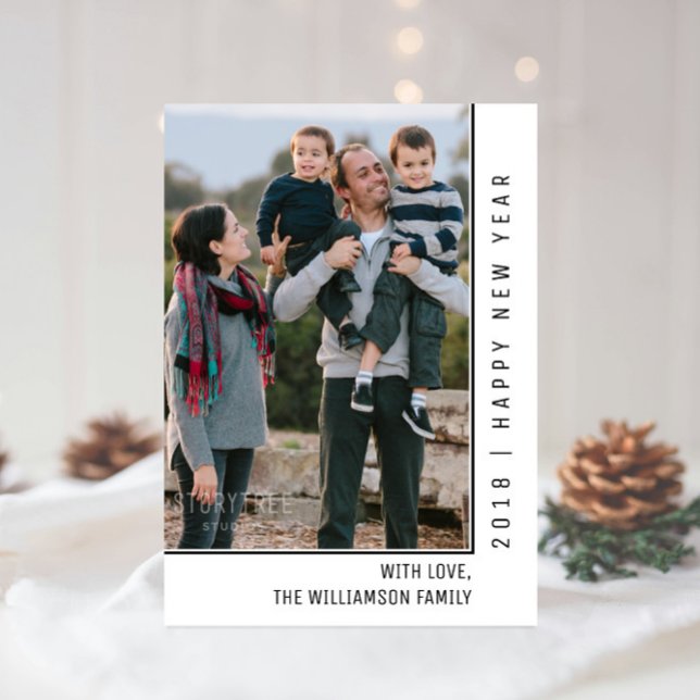 Tarjeta fotográfica de línea simple de Año Nuevo | (Black Simple Line New Years Photo Card)