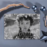 Tarjeta fotográfica de marco escarpado Hanukkah<br><div class="desc">La sencilla y moda tarjeta de fotos de Hanukkah muestra su foto familiar favorita con un borde blanco de bokeh que evoca el aspecto de una ventana helada y escarpada. "Happy Hanukkah" aparece en la parte inferior con letras blancas modernas. Personaliza con tu apellido y/o saludo personalizado enclavado en el...</div>