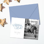 Tarjeta fotográfica de merry navideña con guion es<br><div class="desc">Esta tarjeta de festividad incluye un saludo con letras a mano y una sola foto. Se ha incluido un mensaje personal en la parte de atrás,  pero por favor DM para fotos alternativas o opciones de patrón. ¡Gracias por visitar mi tienda Zazzle!</div>