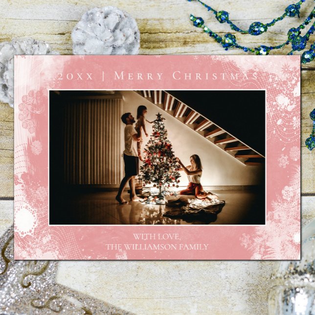 Tarjeta fotográfica de Navidad con copos de nieve  (Pink Frosted Snowflakes Photo Christmas Card)
