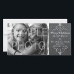 Tarjeta fotográfica de navidad de Chalkboard de Fe<br><div class="desc">¡Esta carta tiene todo! Personalizar con su apellido y año en el lado de la pizarra,  y agrega su foto de la familia a la izquierda,  y luego envíela a toda su familia y amigos. Diseñado en un estilo de pizarra muy popular.</div>