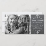 Tarjeta fotográfica de navidad de Chalkboard de Fe<br><div class="desc">¡Esta carta tiene todo! Personalizar con su apellido y año en el lado de la pizarra,  y agrega su foto de la familia a la izquierda,  y luego envíela a toda su familia y amigos. Diseñado en un estilo de pizarra muy popular.</div>