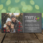 Tarjeta fotográfica de navidad de Chalkboard de Fe<br><div class="desc">Personalizar esto con una foto horizontal,  el año,  el nombre de la familia y un mensaje personal. Las bayas mullidas y los acabados en tiza hacen de esto un saludo moderno y a la moda.</div>