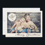 Tarjeta fotográfica de navidad de merry de vintage<br><div class="desc">Un círculo de marfil sostiene el nombre de tu familia en la esquina superior izquierda, con un texto cursivo vintage que dice "Feliz Navidad" en un hermoso marrón neutral debajo de tu foto favorita. En la parte posterior, un patrón de franja de coordinación en marfil y beige completa el aspecto....</div>