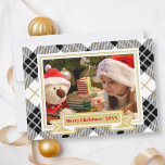 Tarjeta fotográfica de Navidad Gold Winter Plaid<br><div class="desc">Esta tarjeta de Navidad tiene un diseño de fondo moderno y un amplio espacio enmarcado para mostrar tu foto de vacaciones. Diseñado en tonos negros, blancos y dorados de color beige con acentos de texto rojo y un lindo sombrero de santa en la parte posterior. Simplemente edita tu texto delante...</div>