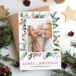 Tarjeta fotográfica de navidad navideña de Feliz<br><div class="desc">Tarjeta fotográfica navideña de Feliz y imagen y nombre personalizados con veneración navideña,  Holly Berries y fondo rojo.</div>