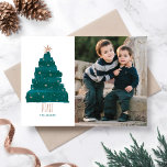 Tarjeta fotográfica de Navidad Painterly Tree<br><div class="desc">El diseño moderno cuenta con un pintoresco árbol de Navidad con pinceladas artísticas. El respaldo incluye un sutil patrón de pino y fondo verde texturado.</div>