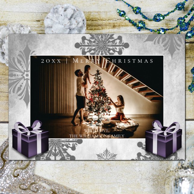 Tarjeta fotográfica de Navidades morados y copos d (Purple Christmas Gifts and Snowflakes Holiday Photo Card)