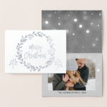 Tarjeta fotográfica de nieve de Relieve metalizado<br><div class="desc">Relieve metalizado plateado Feliz Navidad Carbón Gris Mano Leyó Tarjeta Fotográfica Script Snowflake. La foto y el texto de esta tarjeta de Navidades se pueden actualizar y personalizar con su foto y nombre. Esta tarjeta muestra su nombre en el interior de la tarjeta de Navidades de Relieve metalizado plateado.</div>